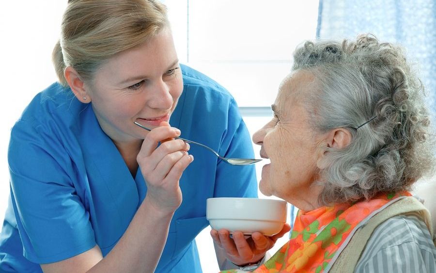 Tips and Advice for Enhancing Mealtime Experience for Individuals with Dementia
