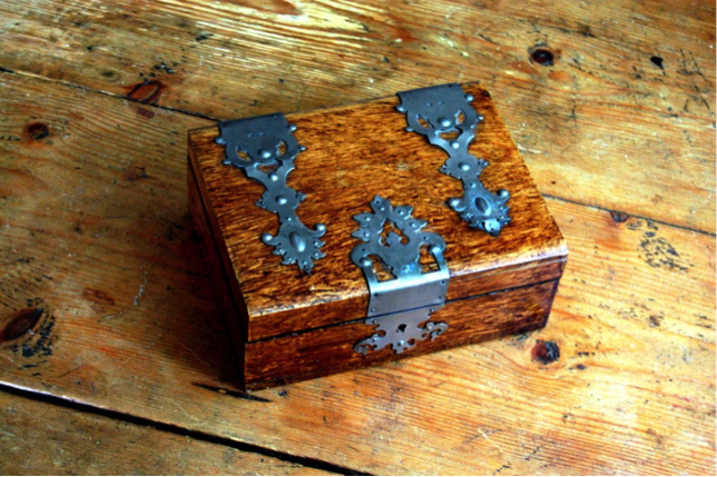 Unlocking the Power of a Box of Memory: Helping People with Dementia Feel Connected