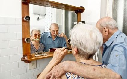 Encouraging Cleanliness: Dealing with Dementia Bathing Issues